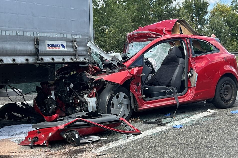 Der 30-jährige Fahrer des Seat starb noch an der Unfallstelle.