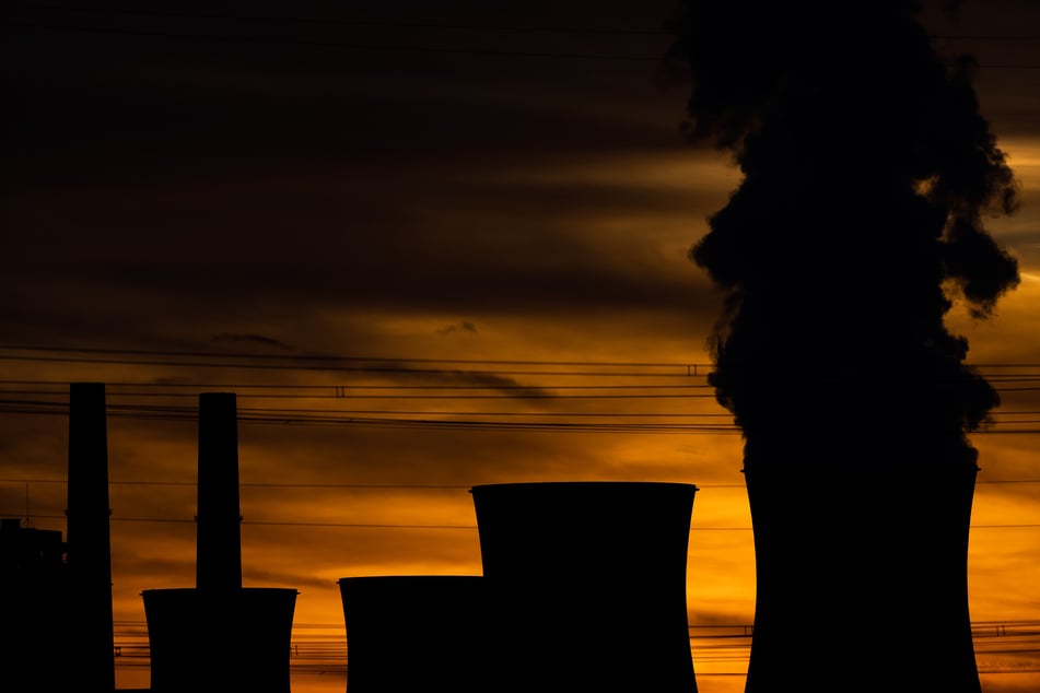 RWE etwa betreibt weiterhin Braunkohlekraftwerke, die als besonders klimaschädlich gelten. (Symbolfoto)
