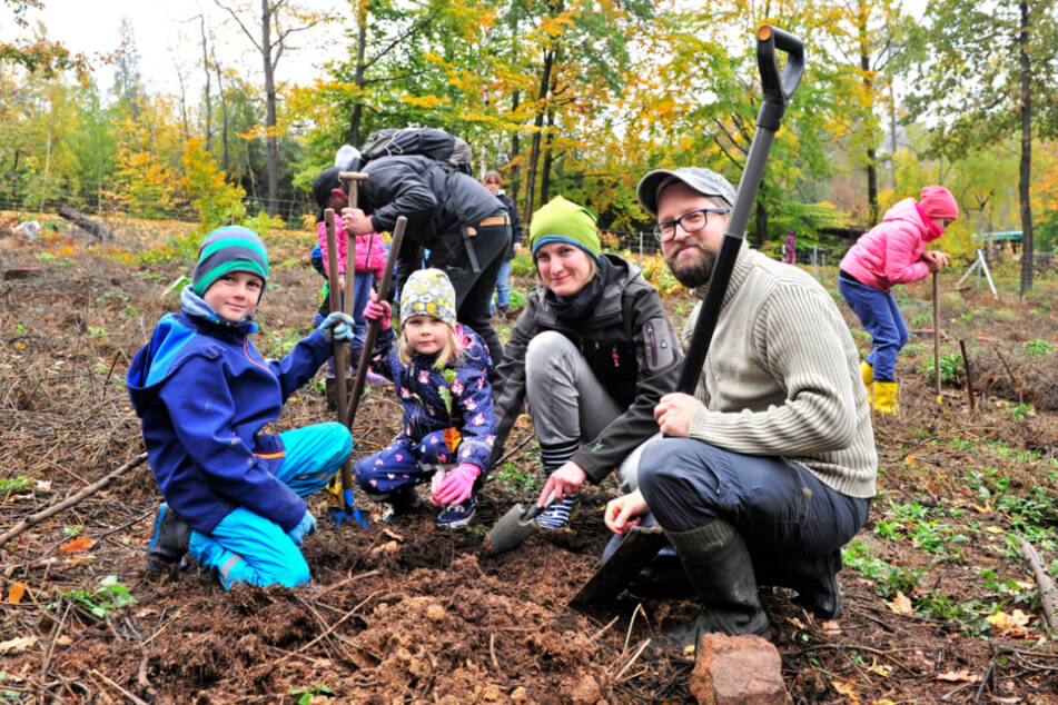 Trotz Jubiläums-Ausfall was für die Stadt tun: Elias (7), Sarah(3), Marie (33) und Sebastian Pett (35, r.) aus Erlau packten mit an.