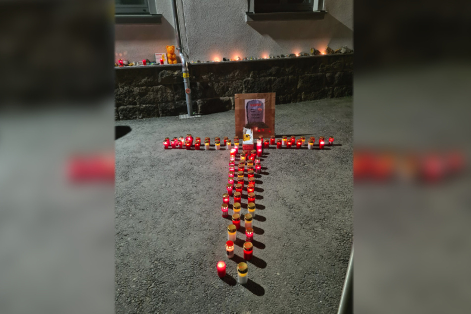 Mit Kerzen und Trauersprüchen wurde das Haribo-Werk symbolisch beerdigt.