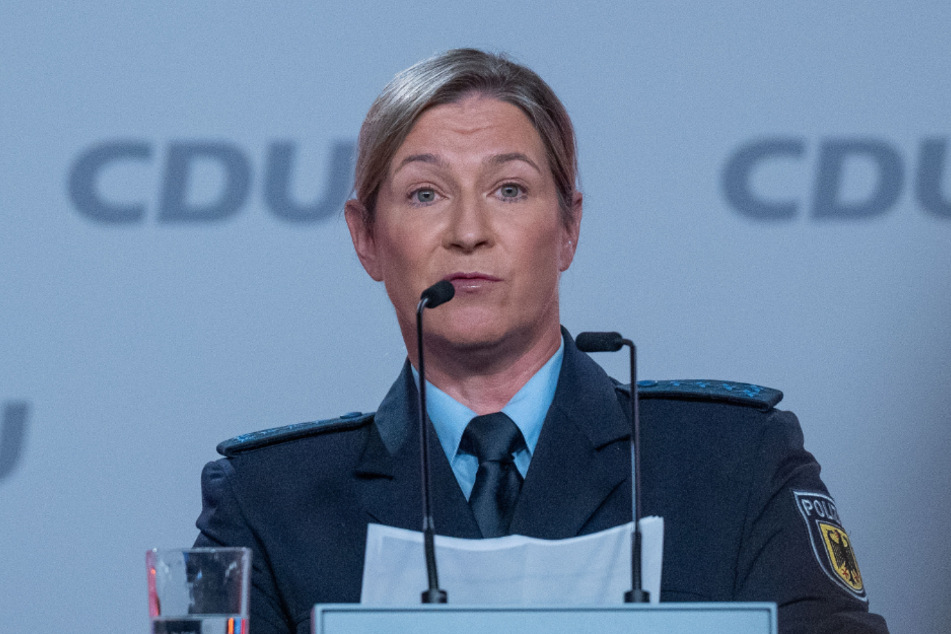 Claudia Pechstein (51) hielt eine Rede in Polizeiuniform.