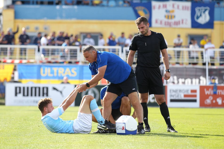 Aufstehen, weiter geht's! Tim Campulka wird nach einer kurzen Behandlung von CFC-Physio Olaf Renn aufgeholfen.