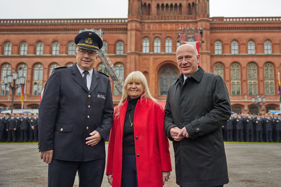 Landesbranddirektor Karsten Homrighausen (57, l.), Innensenatorin Iris Spranger (63, SPD) und Bürgermeister Kai Wegner (52, CDU) begrüßten die jungen Feuerwehrleute.