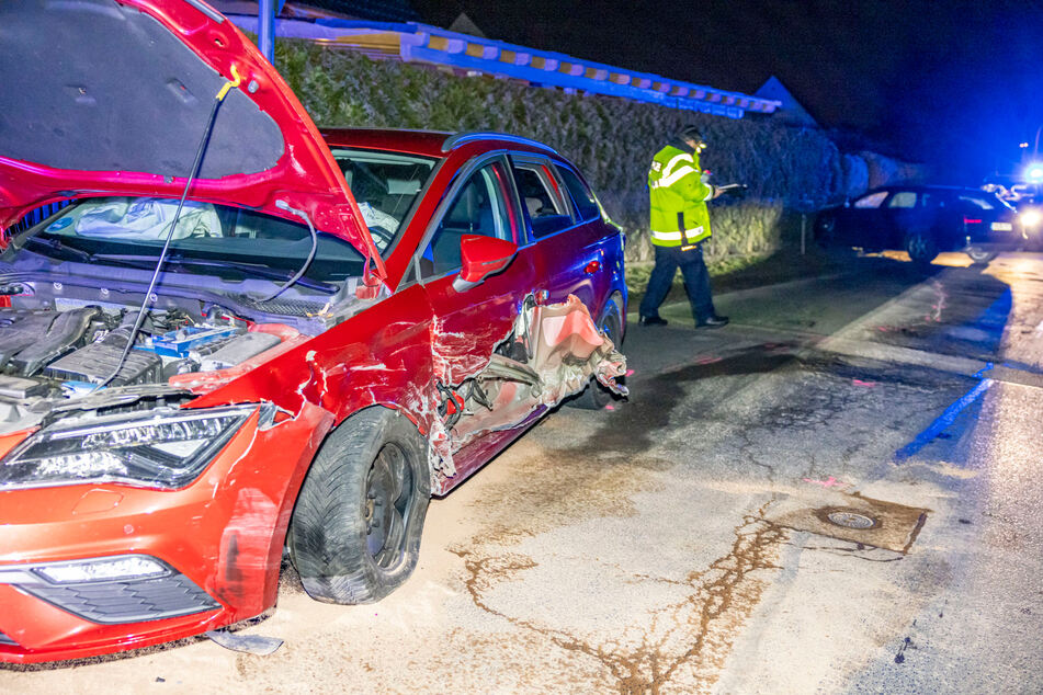 Schwerer Unfall am Abend: In Lungkwitz krachte ein Audi gegen einen roten Seat Leon.