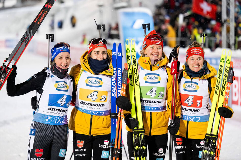 Strahlende Gesichter: Die Biathlon-Staffel der Damen feiert ihren nächsten Podestplatz.
