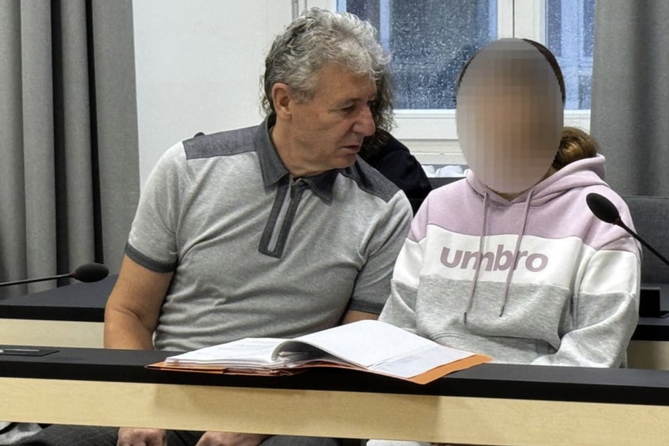 Eine 34-Jährige sitzt neben einem Dolmetscher wegen versuchten Mordes auf der Anklagebank des Landgerichts Ravensburg.