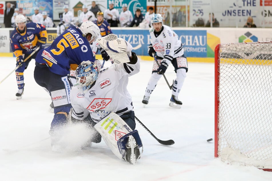 Fuchs Nils Elten (l.) umkurvte beim 2:1 in Unterzahl bockstark ESC-Goalie Janick Schwendener.