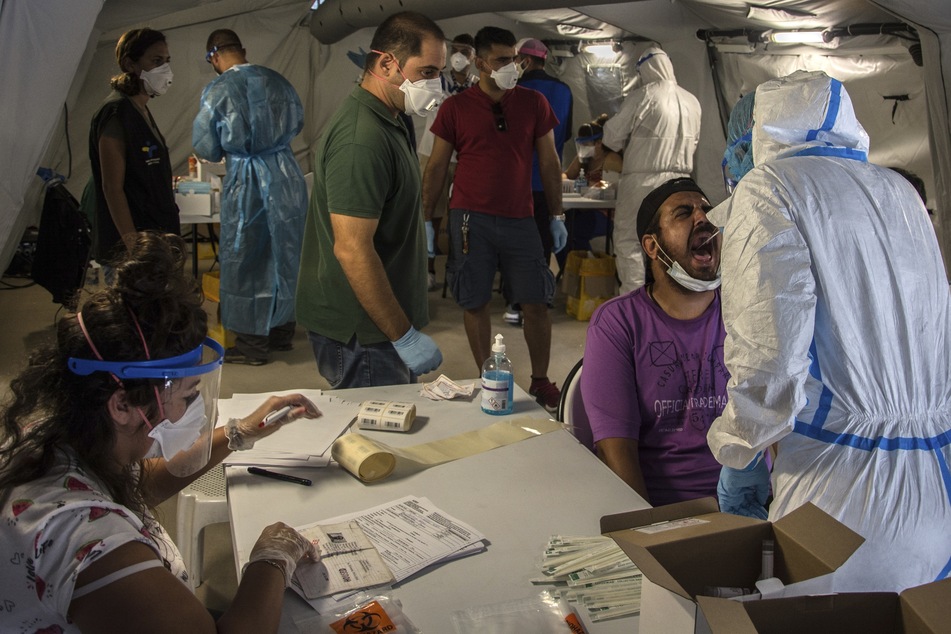 Medizinisches Personal der Nationalen Gesundheitsorganisation (EODY) führt im Flüchtlingslager Moria auf der nordöstlichen Ägäisinsel Lesbos Corona-Tests bei Migranten durch.