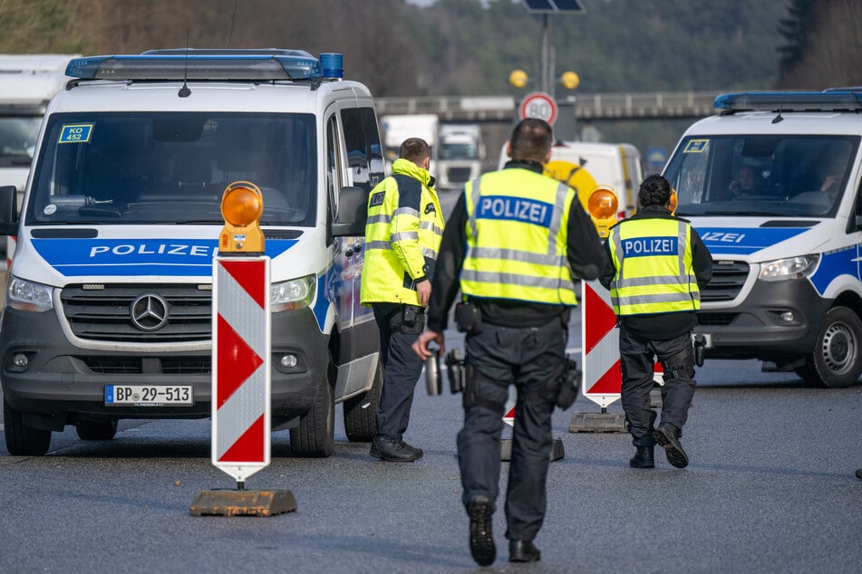 Die Bundespolizei kontrolliert an der Grenze zu Tschechien stichprobenartig. (Symbolbild)