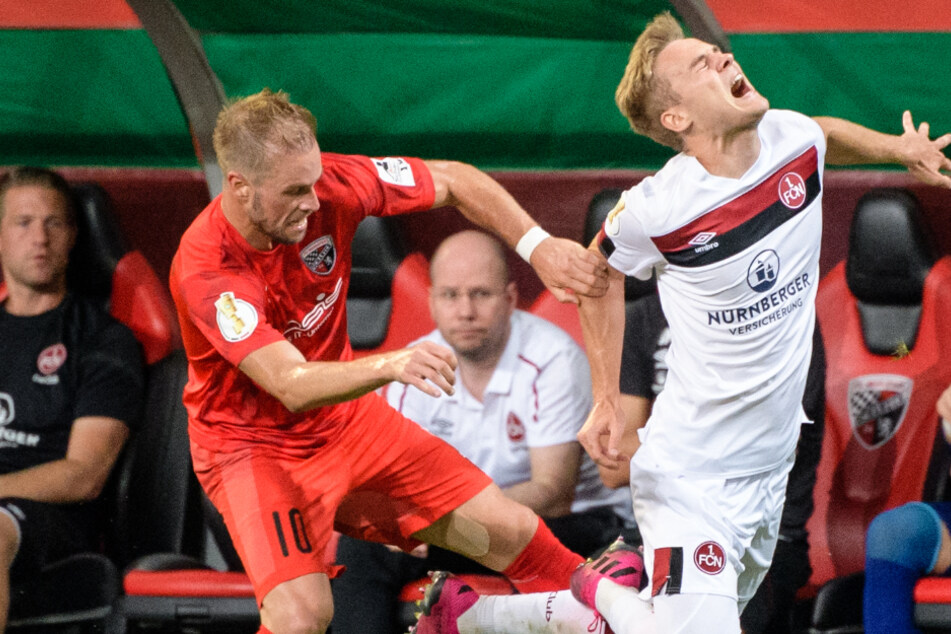 In der ersten Runde des DFB-Pokals trafen Nürnberg und Ingolstadt bereits in dieser Saison aufeinander. Der Club gewann die Partie mit 1:0. Hier foult Maximilian Beister von Ingolstadt (l) den Nürnberger Tim Handwerker.