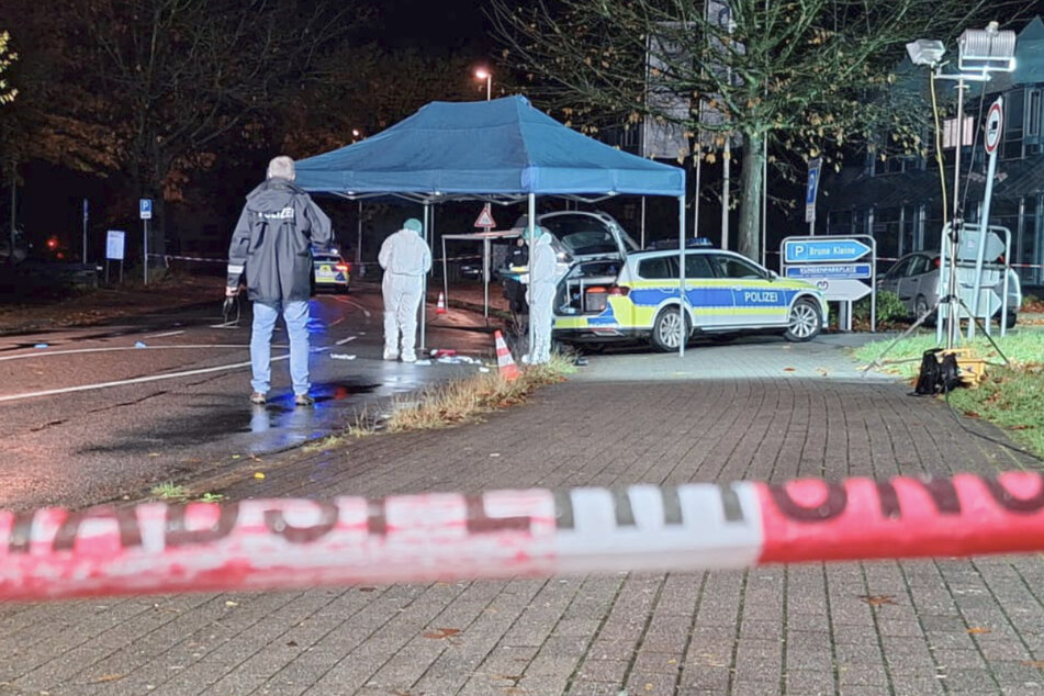 Polizisten sichern Spuren nach den Schüssen auf einen Angreifer in Delmenhorst.
