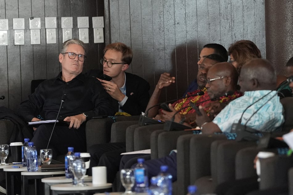 British Prime Minister Keir Starmer (l.) attends a closing executive session during the Commonwealth Heads of Government Meeting in Samoa.