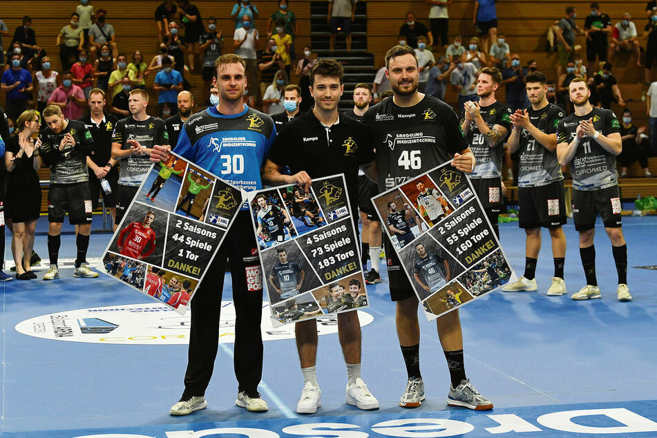 Noch steht die Auswärtspartie in Dormagen an. Aber der HCE nutzte nach dem letzten Saison-Heimspiel die Chance, um (v.l.) Tom Göres, Nils Gugisch und Jonas Thümmler vor den eigenen Fans zu verabschieden.