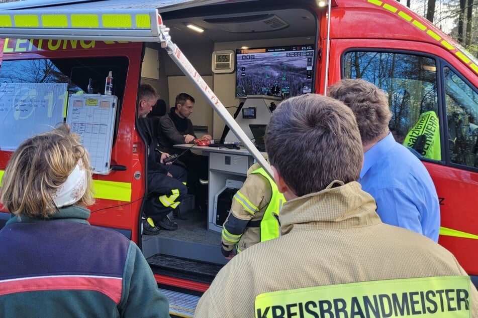 Feuerwehren der Sächsischen Schweiz sowie Nationalpark- und Forstverwaltung haben schon am 2. April bei einem Waldbrand in Waitzdorf mit neuer Technik gearbeitet.