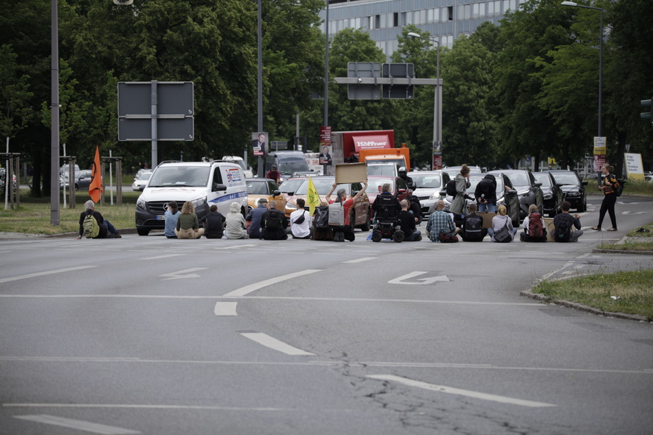 Die Aktivisten setzten sich auf die Straße.