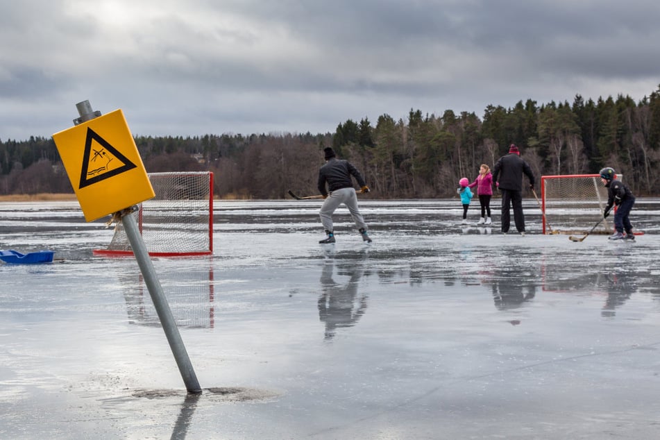 Mehr Möglichkeiten für den Freizeit-Spaß hat man - im Vergleich zu Eisstadien - auf den gefrorenen Seen. Doch hier müssen die Voraussetzungen stimmen. (Symbolbild)