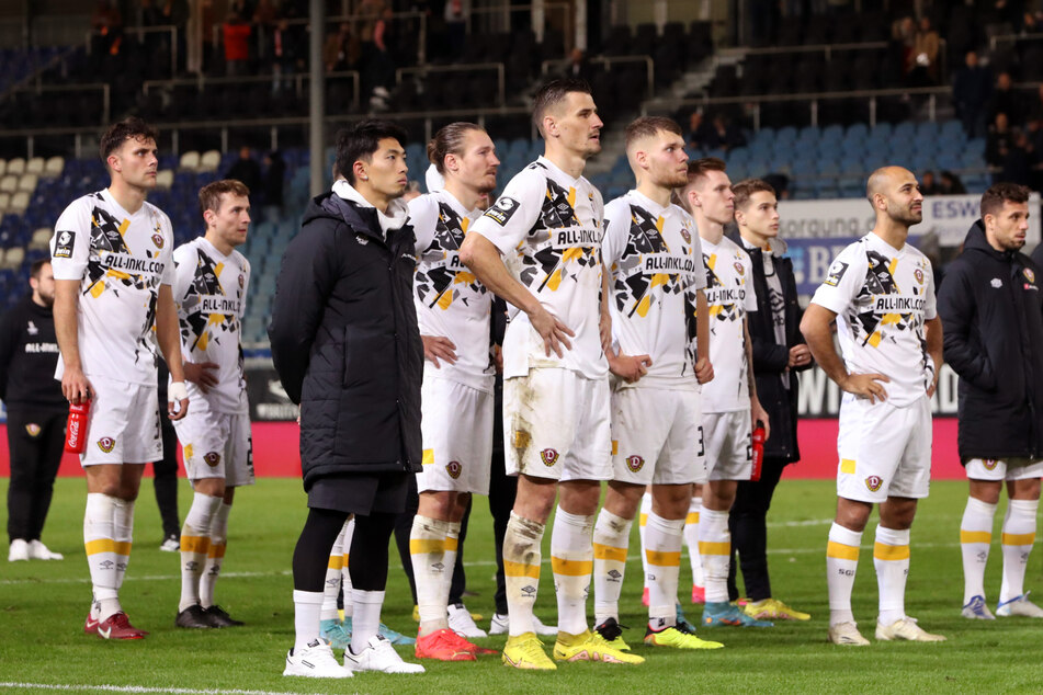 Mit gehörigem Abstand teilten die Dynamo-Profis ihre Enttäuschung mit den Dresdner Fans.