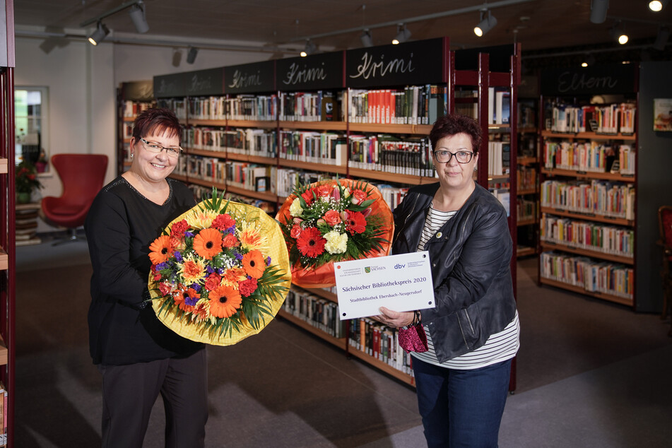 Katja Hieke (l.), Leiterin der Stadtbibliothek Ebersbach-Neugersdorf, bekam Preis und Blumen von ihrer Bürgermeisterin Verena Hergenröder überreicht.