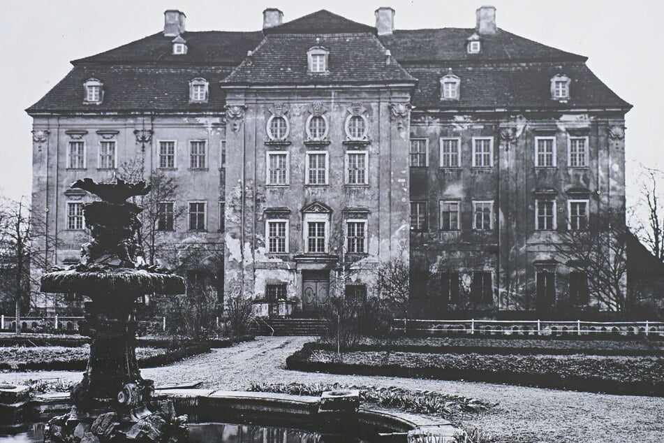 Früher: eine historische Ansicht vom Schloss mit Mittelbrunnen davor.