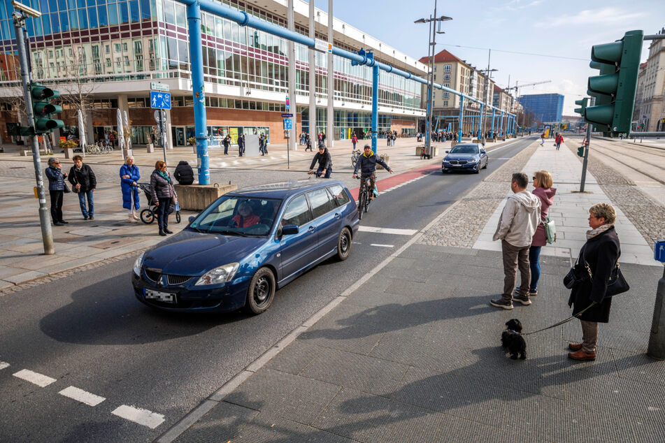 Auch an der Ecke Wilsdruffer Straße/Schloßstraße ist Rücksicht geboten: Hier treffen Auto- und Radfahrer, Fußgänger und Straßenbahn zusammen. Rund sechs Prozent der Radverkehrsunfälle in Dresden hängen mit Tram-Gleisen zusammen.