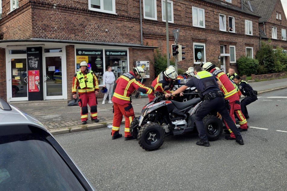 Quads verkeilen sich beim Anfahren: Frau schwer verletzt
