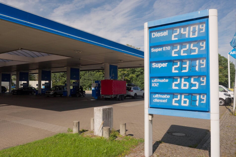 Um 12 Uhr schossen die Spritpreise an vielen Tankstellen nach oben. Vom Tankrabatt spürten viele Autofahrer dabei wenig.