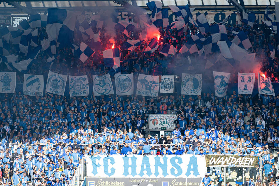 Normalerweise unterstützen die Hansa-Fans ihr Team nach Leibeskräften. In Dresden hingegen blieb es erst einmal still.