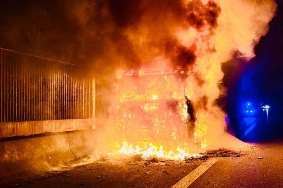 Bergungsarbeiten dauern an: Lkw brennt auf A72 in Sachsen