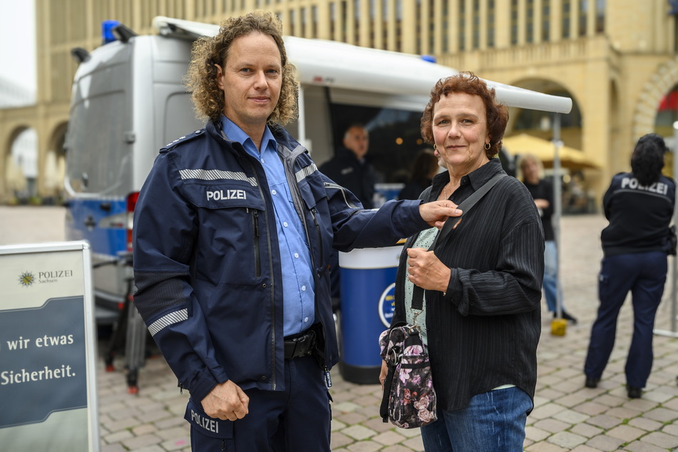 Polizeihauptkommissar Ronny Thon (48) erklärt Elke Benitez-Ortega (61), wie sie sich vor einem Taschen-Diebstahl schützen kann.