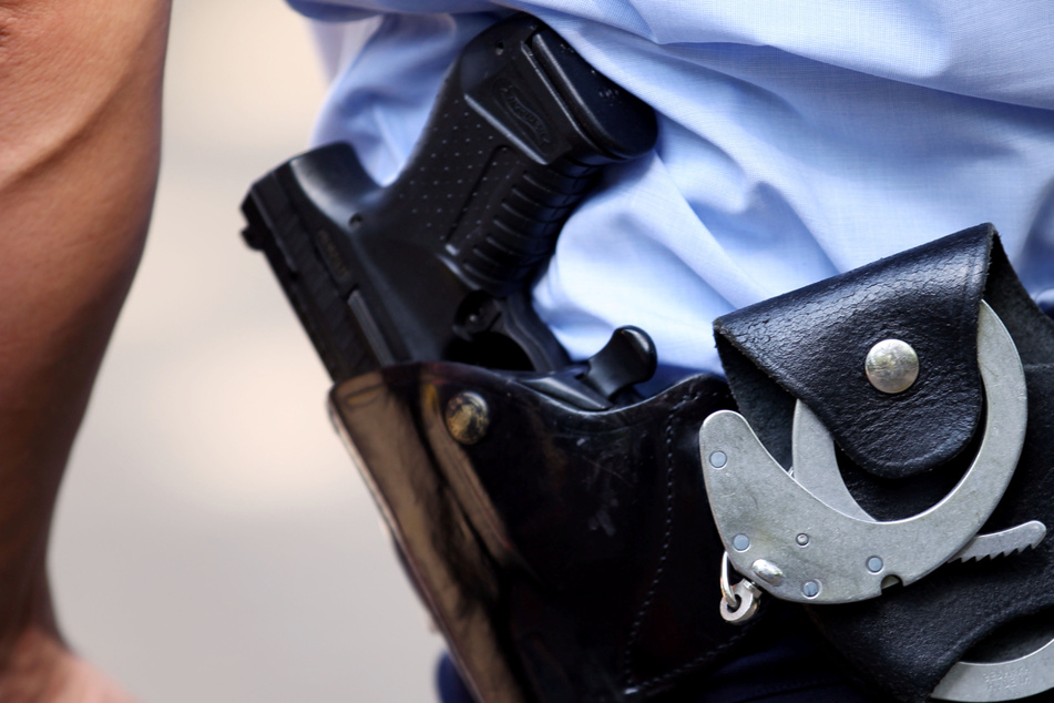 Mann (25) greift Polizisten mit Messer an: Beamte schießen ihm ins Bein