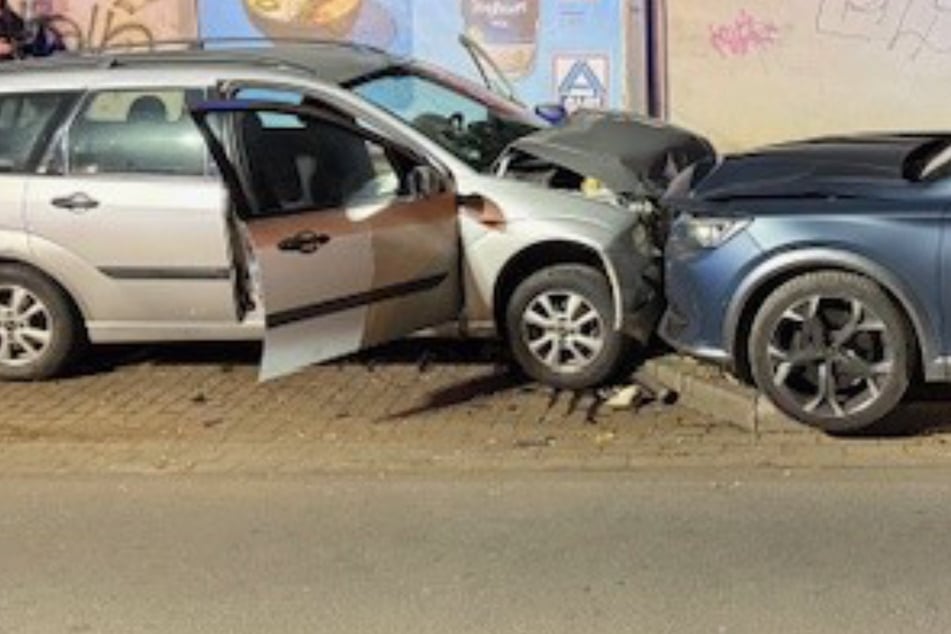 Zu tief ins Glas geschaut: Autofahrer verletzt sich bei nächtlichem Frontalcrash