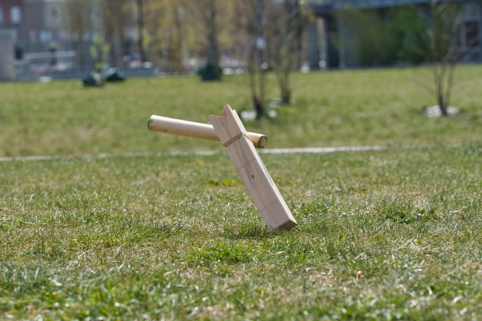 Kubb gehört zu den beliebtesten Spielen für draußen. Erwachsene sowie Kinder haben Spaß beim Wikingerschach.