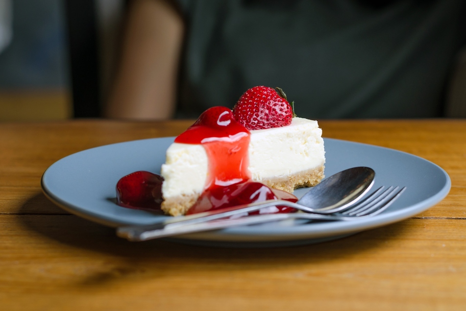 Sehr lecker zum New York Cheesecake: eine fruchtige Erdbeersoße.