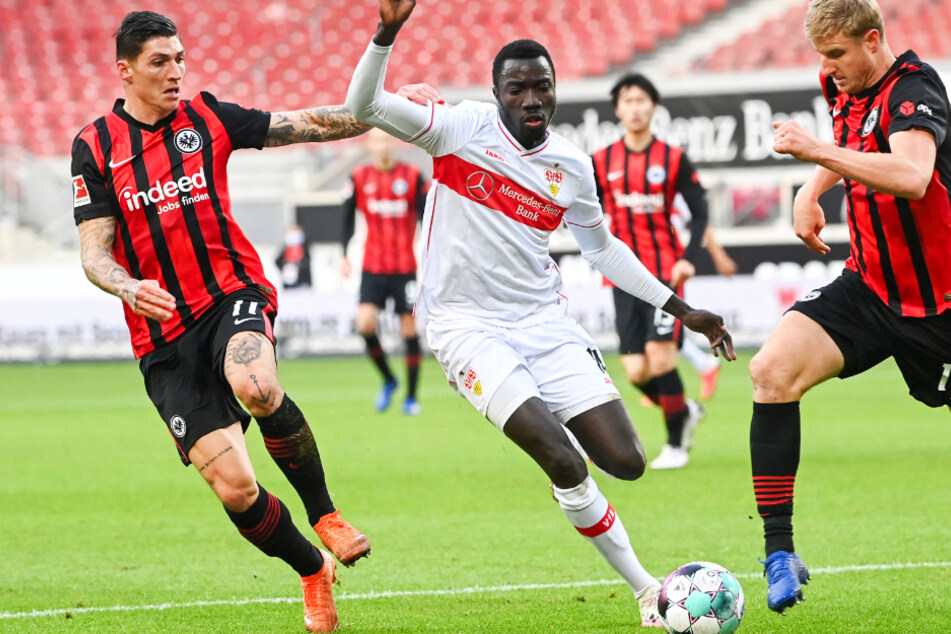 VfB-Angreifer Silas Wamangituka (21) befindet sich im Sandwich der Eintracht-Spieler Steven Zuber (29, l.) und Martin Hinteregger (28, r.).