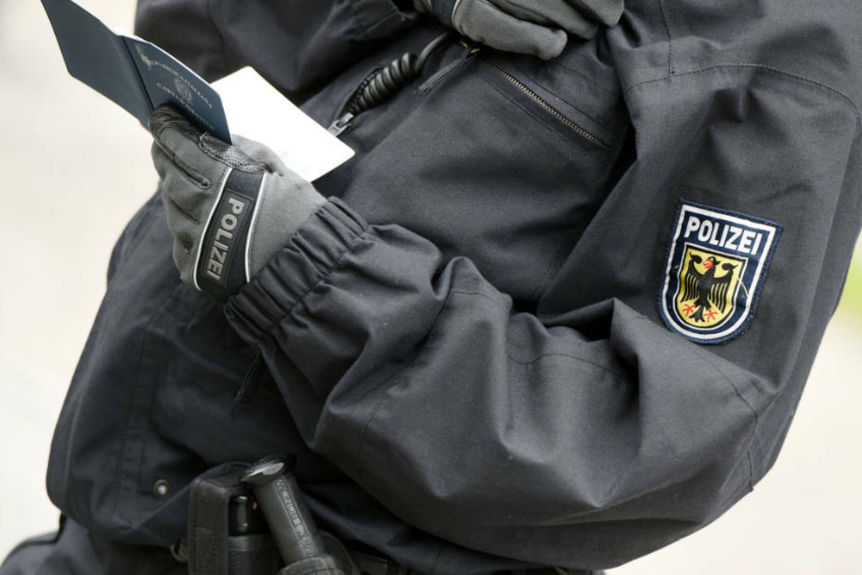 Bei der Kontrolle stellten die Beamten dann fest, dass der 29-Jährige gleich von sieben Behörden gesucht wird. (Symbolbild)