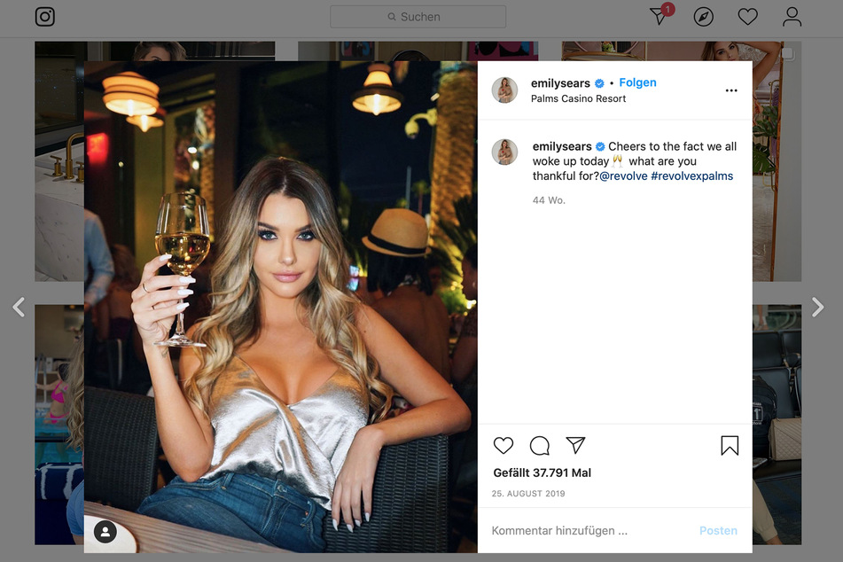 "Prost auf die Tatsache, dass wir heute alle aufgewacht sind - wofür bist du dankbar?", schrieb Sears an dieses Foto. Dass sie am Kavernom litt, wusste sie zu diesem Zeitpunkt bereits.