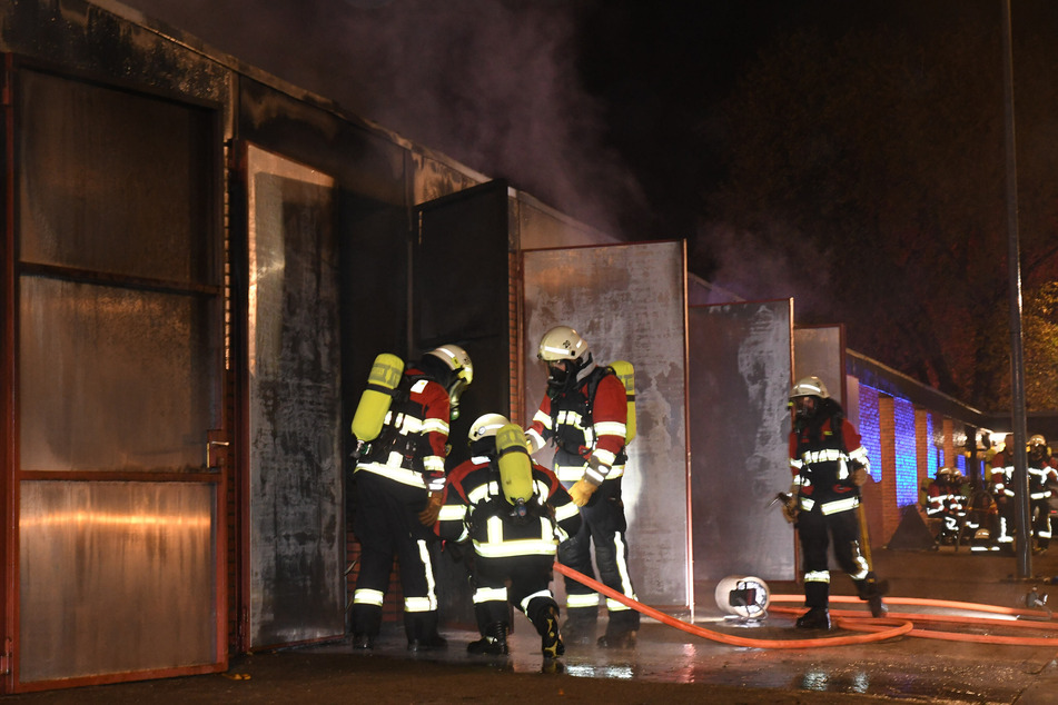 Großeinsatz der Feuerwehr: Lagerhalle in Gewerbepark brennt lichterloh
