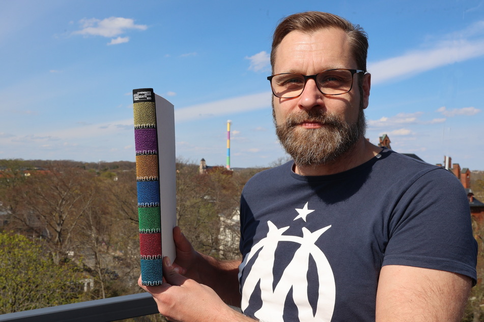 Buch mit "Lulatsch"-Rücken: Ralf Wolfermann (44, Werbeagentur Zebra) war für den Inhalt des "Bid Book" mitverantwortlich. Jetzt gab es Preise für das Werk.