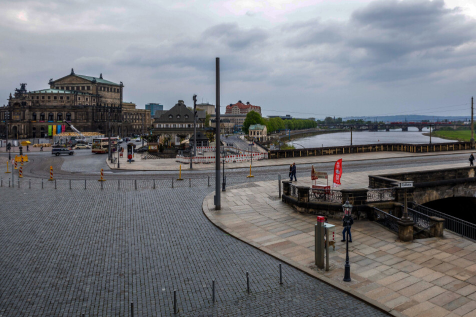 Die Tat geschah auf dem Theaterplatz in Höhe der Augustusbrücke. (Archivbild)