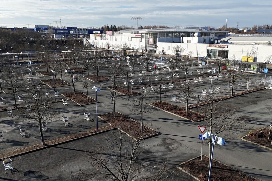 Sorgfältig in die Parklücken gestellt: Einkaufswagen zierten am Mittwoch den Parkplatz vor dem Neefepark in Chemnitz.