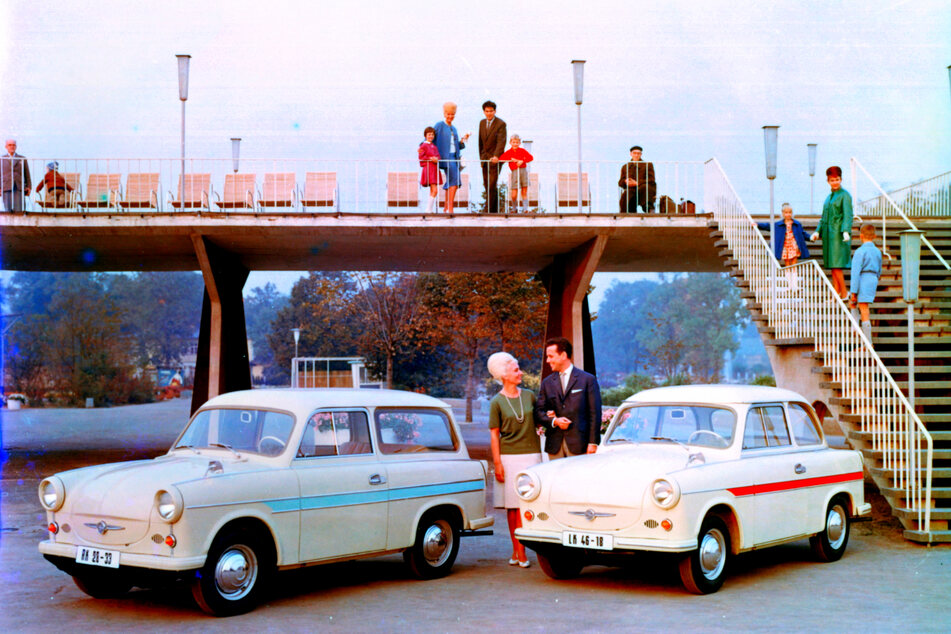 DDR-Werbung à la 1960: Models posieren vor zwei 500er-Modellen.