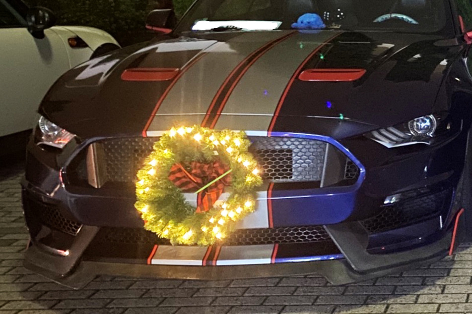 Das zweite Muscle-Car war an der Stoßstange mit einem leuchtendem Weihnachtskranz geschmückt.