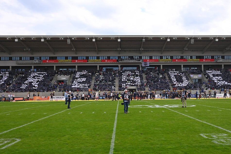 Perfekter Auftakt: Vor dem Spiel war das Heinz-Steyer-Stadion in eine Choreografie getaucht.