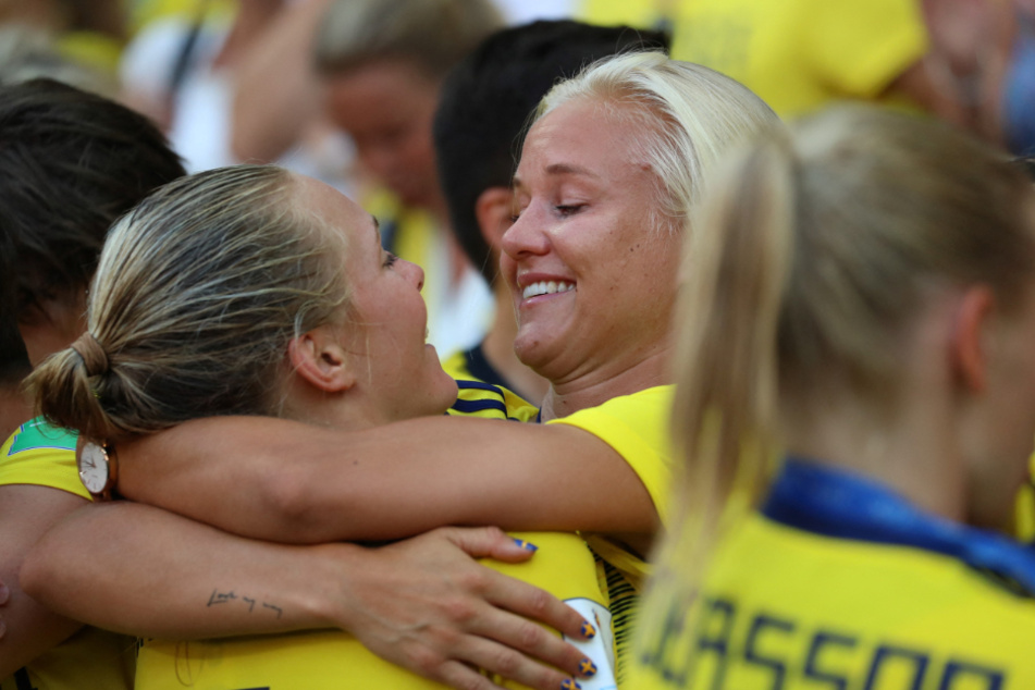 Bei der Weltmeisterschaft 2023 wird Pernille Harder (30, r.) das Trikot der dänischen Nationalmannschaft tragen und mit ihrer Freundin Magdalena Eriksson (29) um die WM-Krone streiten.