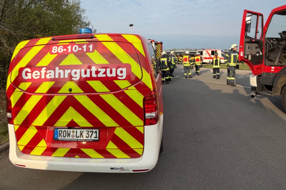 Da zunächst unklar war, um was für eine Flüssigkeit es sich handelte, rückte die Feuerwehr mit einem Großaufgebot an.