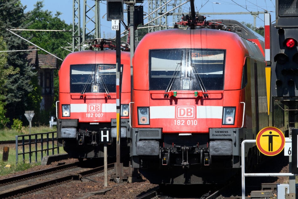 Frontal-Crash: Zug fährt auf NRW-Strecke gegen Betonklotz!