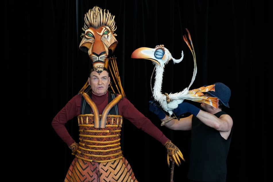 Jerry Marwig bei einer Probe in seinem 15 Kilo schweren Scar-Kostüm, hier zusammen mit dem Vogel "Zazu" (gespielt von Joachim Benoit, 53).