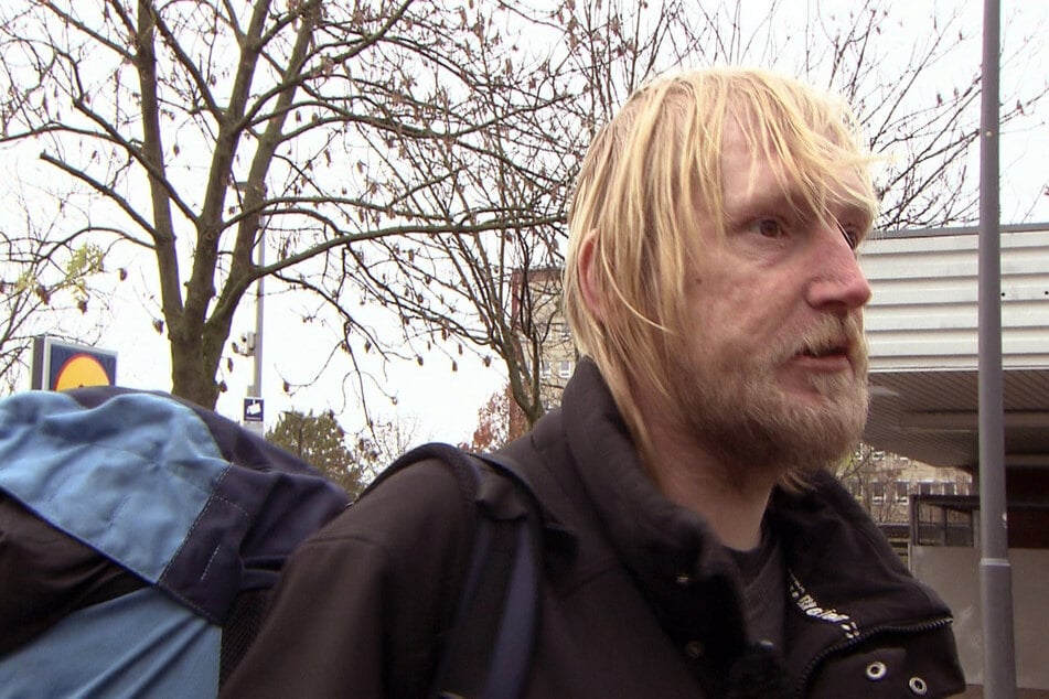 Steven (34) schlägt sich mit Bürgergeld und Straftaten durchs Leben.