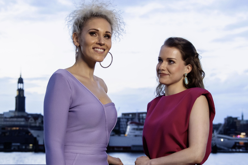 Sabrina Weckerlin (35, l.) und Celena Pieper spielen Elsa und Anna im "Die Eiskönigin".
