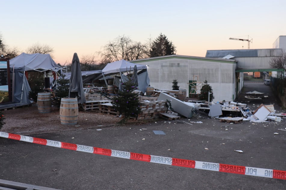 Auf dem Gelände in Schriesheim (Rhein-Neckar-Kreis) lagen zahlreiche Trümmerteile.